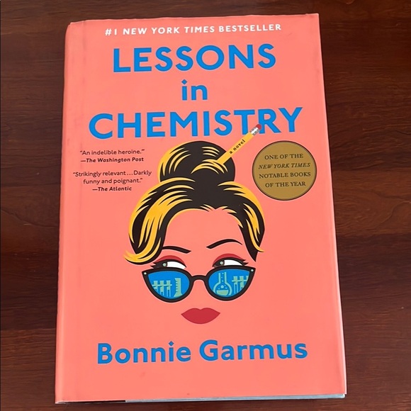 Lessons in Chemistry, by Bonnie Garmus - Picture 1 of 3